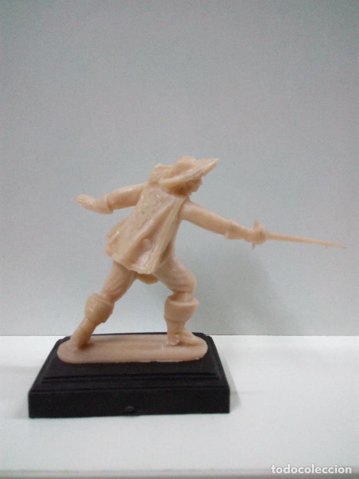 Figuras de goma y PVC: FIGURA DE MOSQUETERO . CON BASE - Foto 2