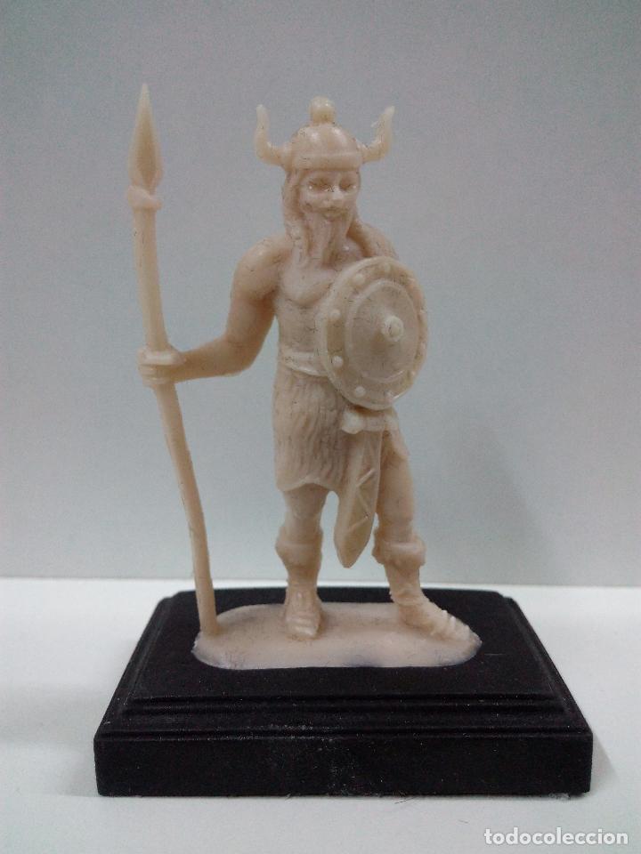 Figuras de goma y PVC: FIGURA DE VIKINGO . CON BASE - Foto 1