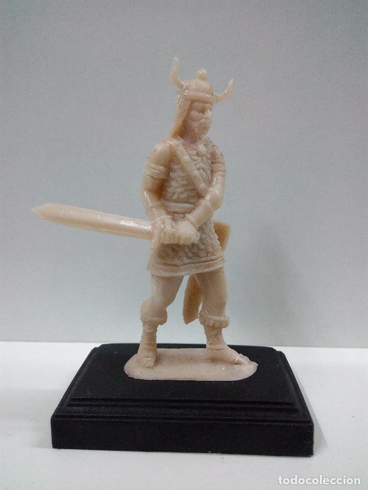 Figuras de goma y PVC: FIGURA DE VIKINGO . CON BASE - Foto 1