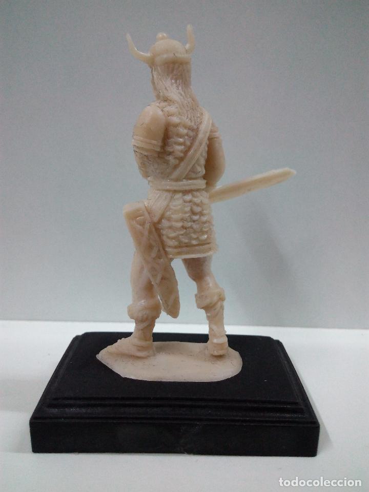 Figuras de goma y PVC: FIGURA DE VIKINGO . CON BASE - Foto 2
