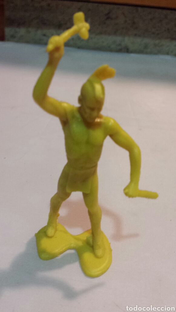 Figuras de goma y PVC: FIGURA PL&Aacute;STICO INDIO COMANSI. AMARILLO  9 cm. - Foto 1