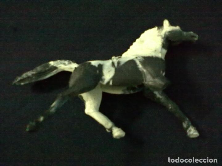 Figuras de goma y PVC: CABALLO PINTO COJO - Foto 1