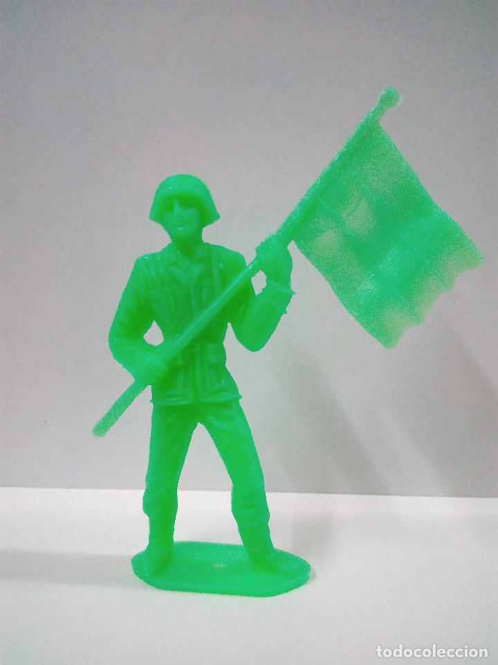 Figuras de goma y PVC: SOLDADO ESPA&Ntilde;OL ABANDERADO . COMANSI . MONOCOLOR - Foto 1