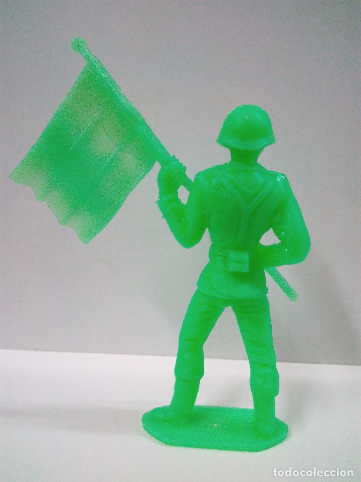 Figuras de goma y PVC: SOLDADO ESPA&Ntilde;OL ABANDERADO . COMANSI . MONOCOLOR - Foto 2