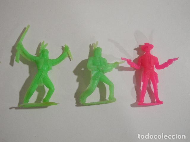 Figuras de goma y PVC: 3 figuras de vaqueros, pistoleros, indios. Comansi. Plastico transl&uacute;cido - Foto 1