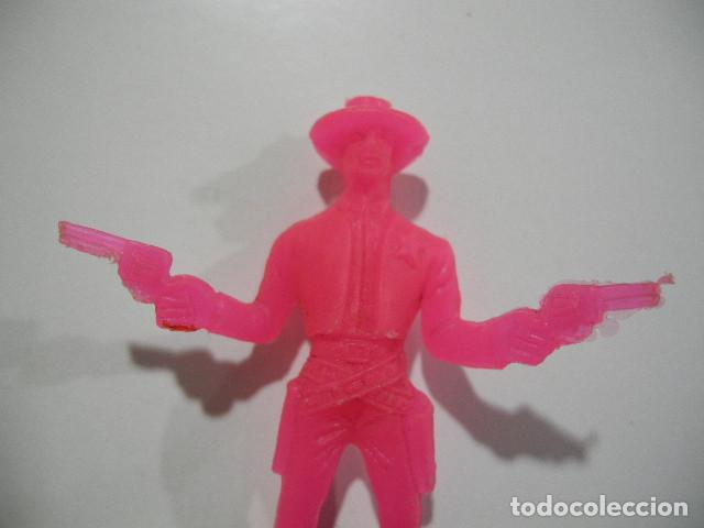 Figuras de goma y PVC: 3 figuras de vaqueros, pistoleros, indios. Comansi. Plastico transl&uacute;cido - Foto 2