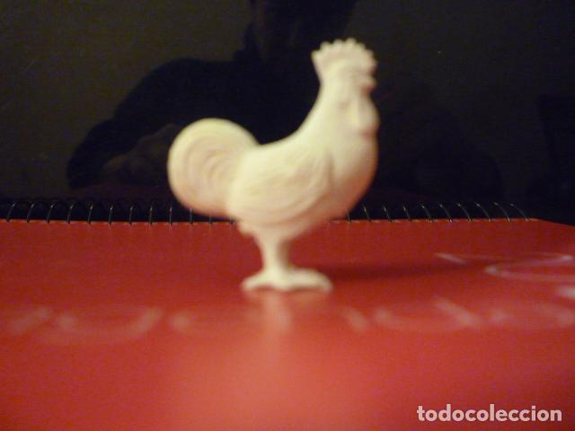 Figuras de goma y PVC: PEQUE&Ntilde;A FIGURA DE PLASTICO CON FORMA DE GALLO. 3 CM ALTO.