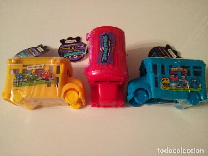 Figuras de Goma y PVC: Lote de 3 autobuses Zomlings in the town Series 4 nuevos, sin abrir. Autob&uacute;s Rojo, Azul, Amarillo.