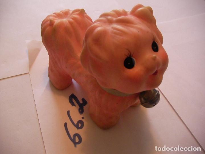 Figuras de goma y PVC: ANTIGUO PERRITO DE GOMA CON CASCABEL - Foto 1