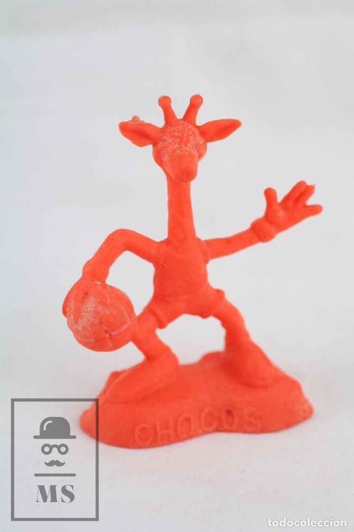 Figuras de Borracha e PVC: Figurita de Goma - Girafa Jugando al Baloncesto / Chocos de Kellogg's, A&ntilde;os 80 - Altura 6 cm