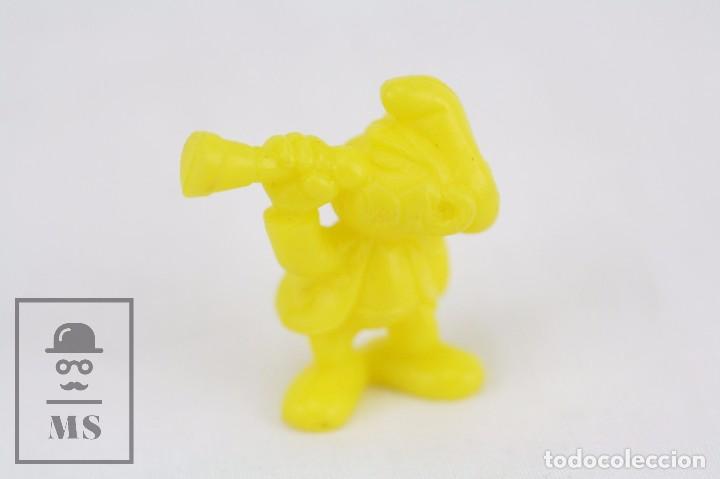 Figuras de Goma y PVC: Figurita de PVC / Pl&aacute;stico - Pitufo con Trompeta - Phoskitos, Amarillo - Altura 3 cm