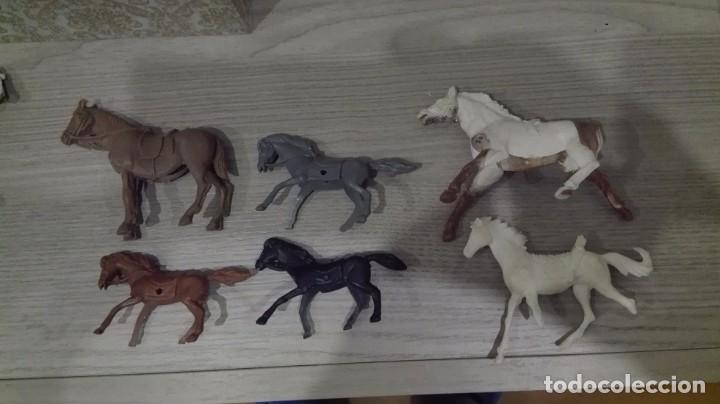 Figuras de goma y PVC: LOTE ANTIGUOS CABALLOS COMANSI O SIMILARES INDIOS Y VAQUEROS - Foto 1