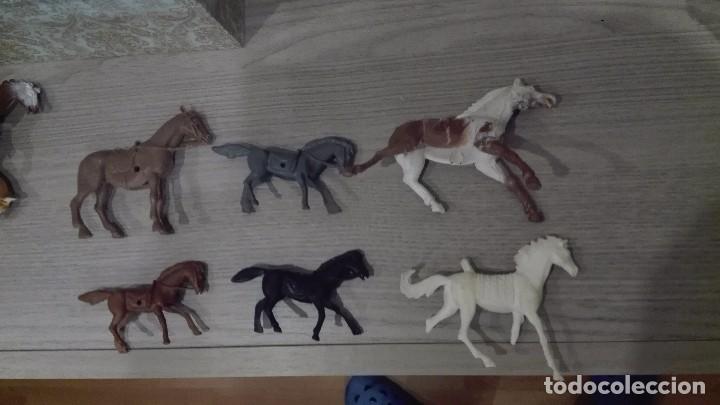 Figuras de goma y PVC: LOTE ANTIGUOS CABALLOS COMANSI O SIMILARES INDIOS Y VAQUEROS - Foto 2