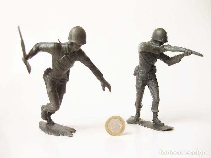 Figuras de goma y PVC: PAREJA DE FIGURAS DE SOLDADOS AMERICANOS DE GRAN TAMA&Ntilde;O - A&Ntilde;OS 70