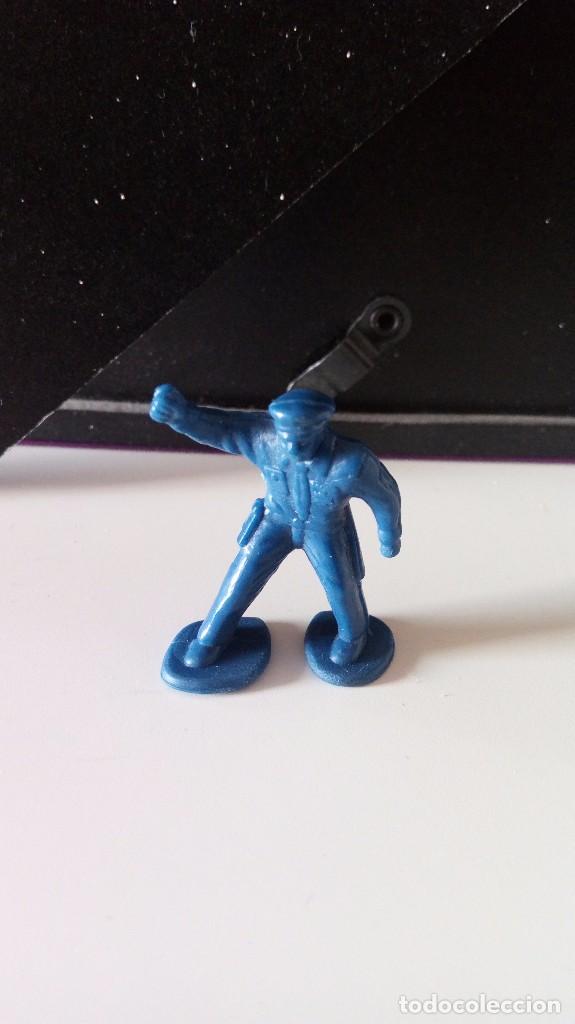 Figuras de Goma Kinder: Antigua Figura Figurita tipo Dunkin. Soldado Guardia Policia.