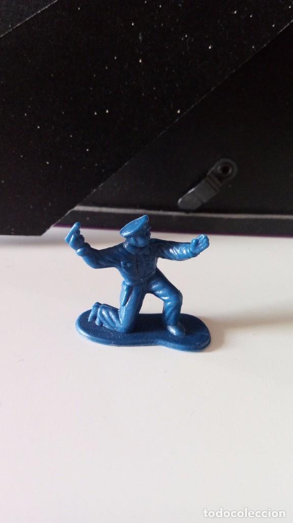 Figuras de Goma Kinder: Antigua Figura Figurita tipo Dunkin. Soldado Guardia Policia.