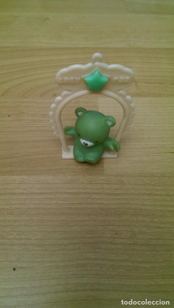 Rubber and PVC Figures: ANTIGUO MU&Ntilde;EQUITO &laquo;OSITO VERDE EN COLUMPIO&raquo;