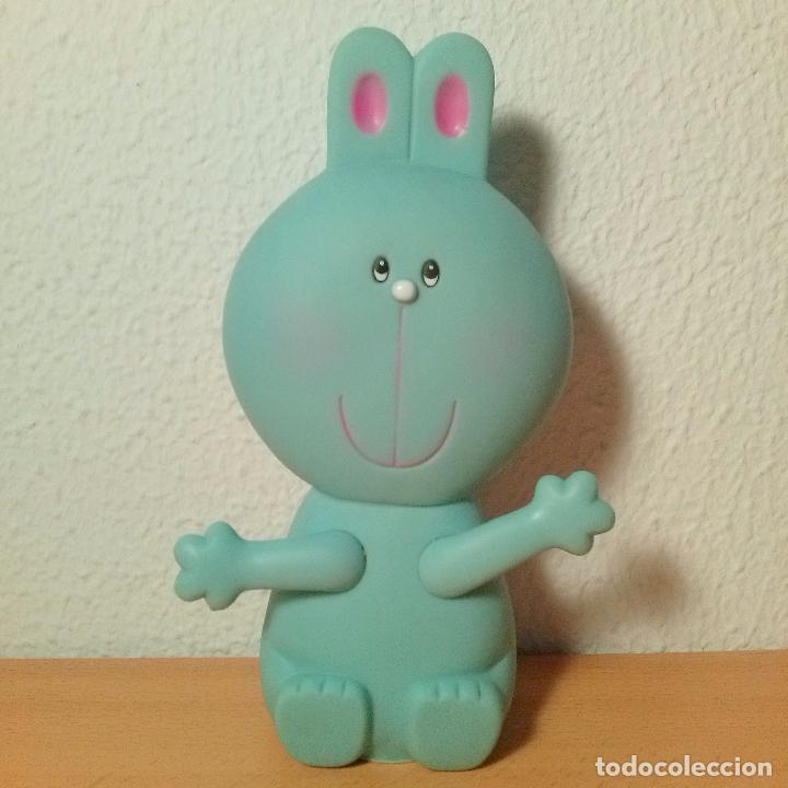 Figuras de Goma y PVC: Mu&ntilde;eco de goma blanda con sonido Famosa. Conejo azul. Mueve los brazos. A&ntilde;os 70. Nuevo.