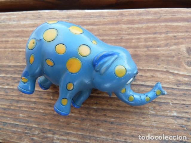 Figuras de Goma y PVC: Elefante azul con lunares.Disney
