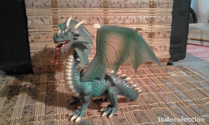Figuras de goma y PVC: Drag&oacute;n verde alado Schleich - Foto 1