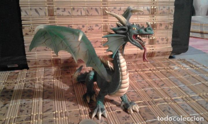 Figuras de goma y PVC: Drag&oacute;n verde alado Schleich - Foto 2