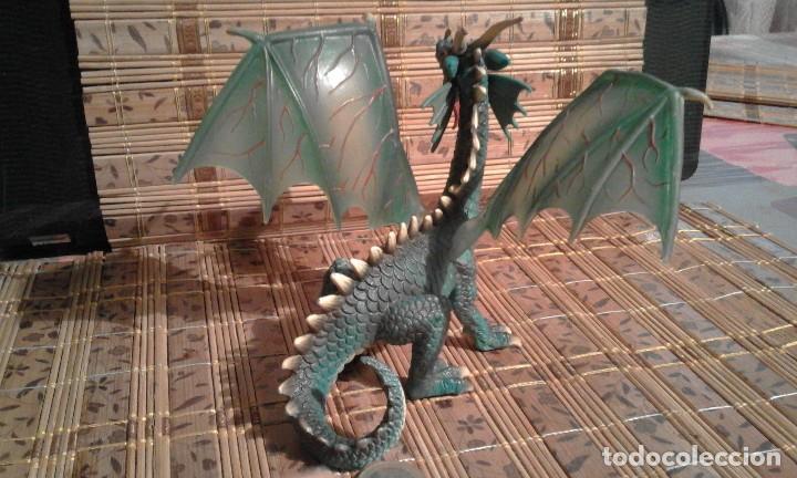 Figuras de goma y PVC: Drag&oacute;n verde alado Schleich - Foto 3