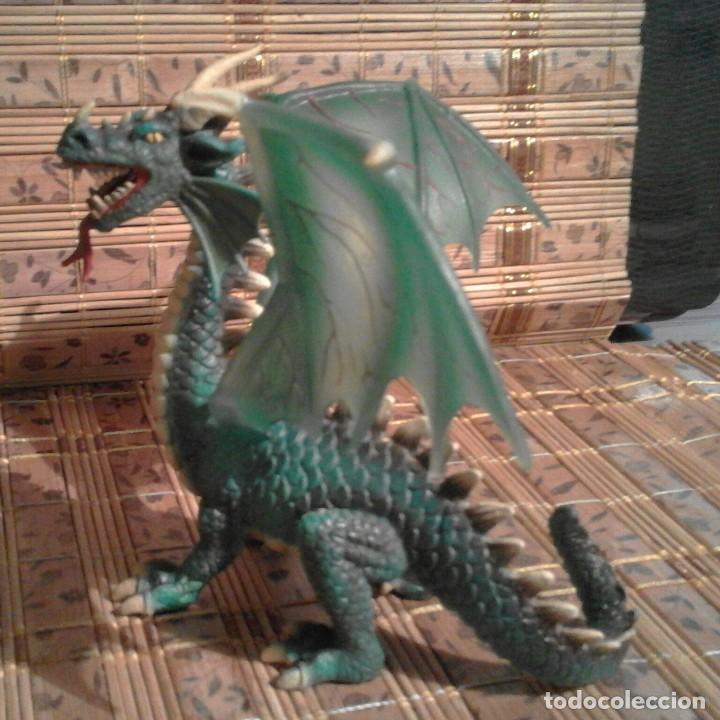 Figuras de goma y PVC: Drag&oacute;n verde alado Schleich - Foto 4