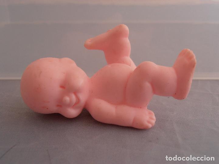 Gummi- und PVC-Figuren: FIGURA PVC BEBE RETOZANDO EN EL SUELO