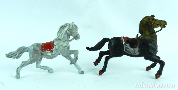 Rubber and PVC Figures: 2 CABALLOS REALIZADOS EN PLASTICO, TAL Y COMO SE VE EN LAS FOTOGRAFIAS PUESTAS, MIDE UNOS 8 CMS HAST