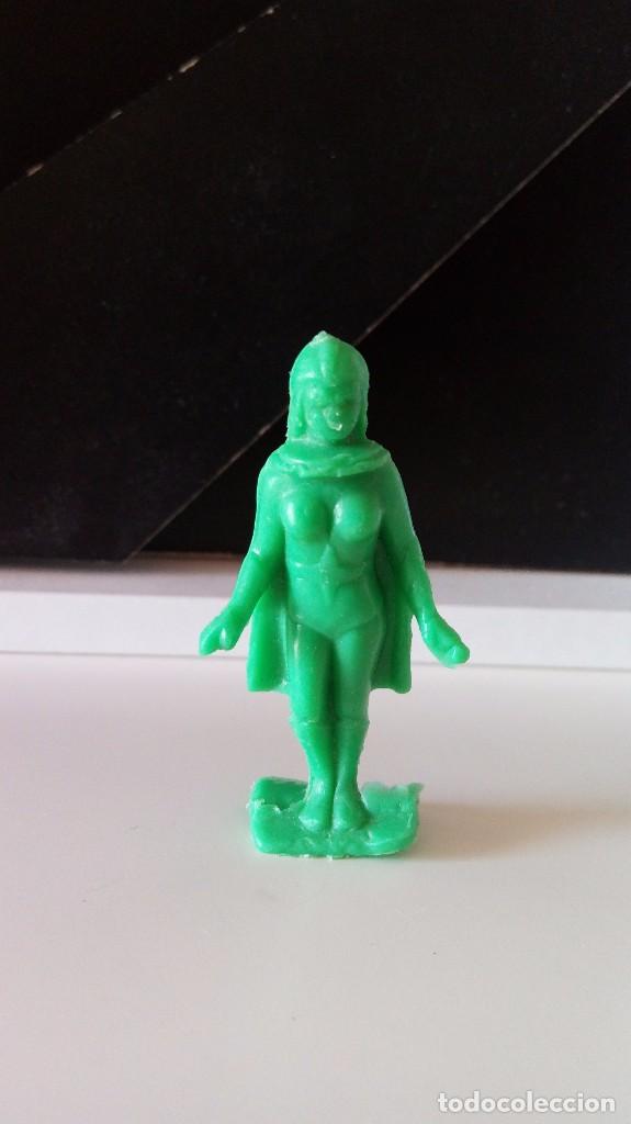 Figuras de goma y PVC: Antigua Figura Dunkin tipo Superheroe Marvel? - Foto 1