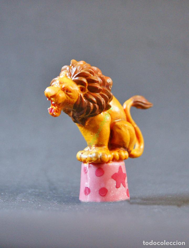 Figuras de goma y PVC: Figura de un leon del circo. - Foto 2