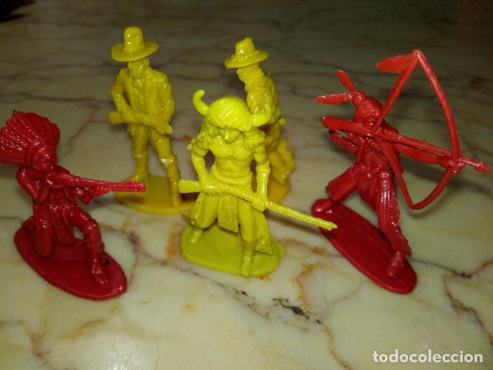 Figuras de goma y PVC: Lote figuras indios - Foto 1
