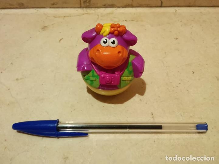 Figuras de Goma y PVC: TENTETIESO Hasbro Playskool Weebles - FIGURAS GOMA - A&Ntilde;O 2003 - VACA PURPURA Weeble