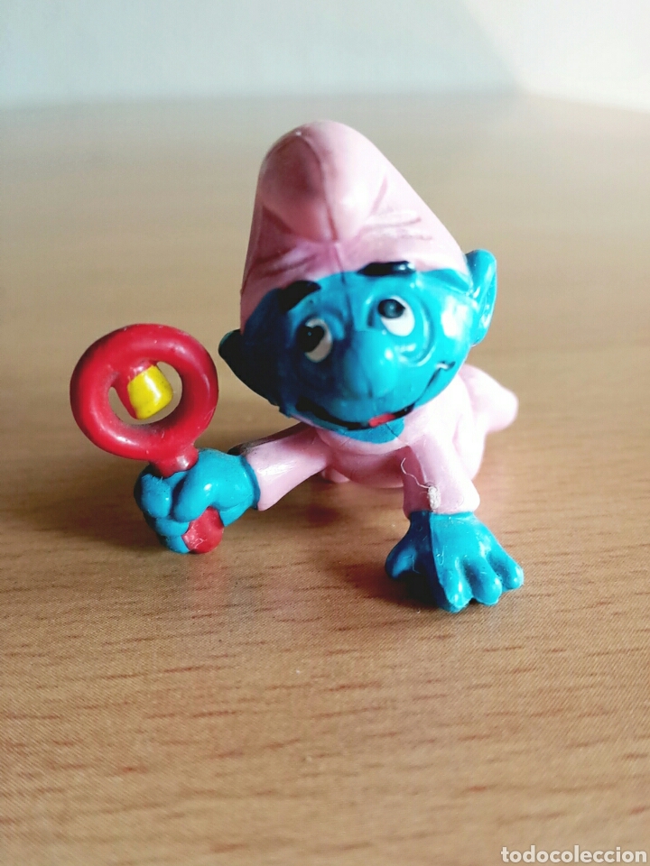 Figuras de Goma y PVC: Beb&eacute; pitufo a gatas, con sonajero y vestido de rosa - Peyo barrufet smurf
