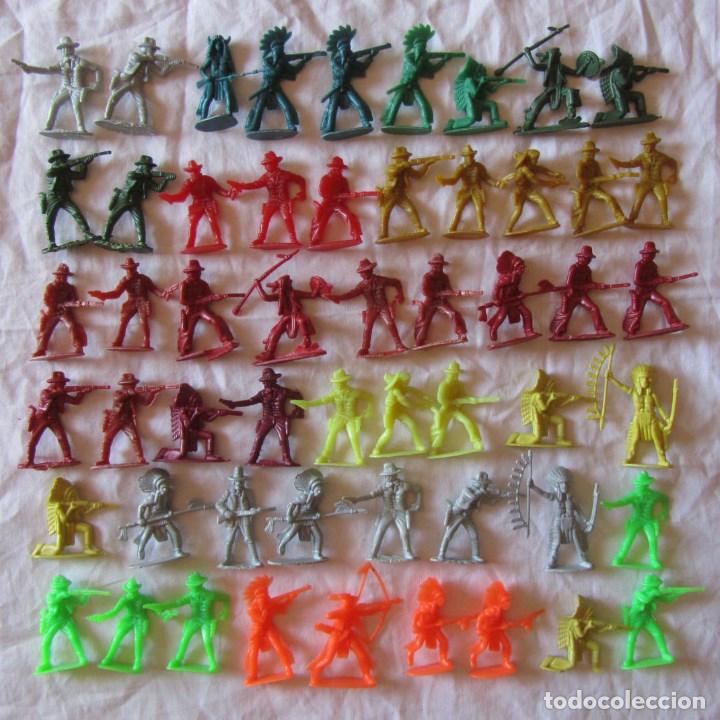 Figuras de goma y PVC: 54 indios y vaqueros de pl&aacute;stico - Foto 1