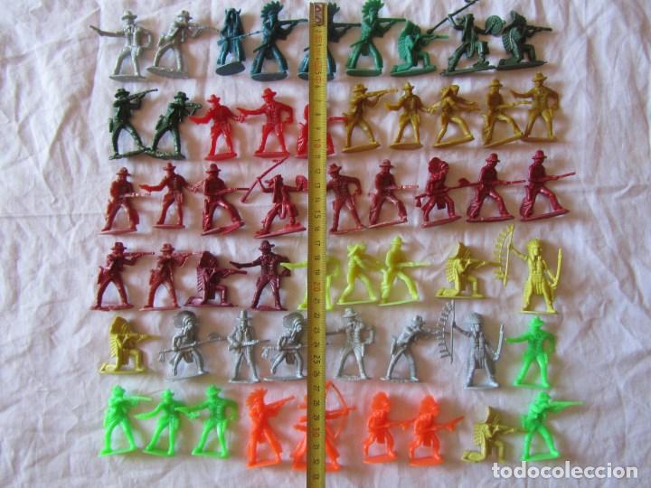 Figuras de goma y PVC: 54 indios y vaqueros de pl&aacute;stico - Foto 2