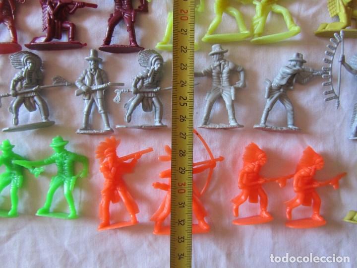 Figuras de goma y PVC: 54 indios y vaqueros de pl&aacute;stico - Foto 4