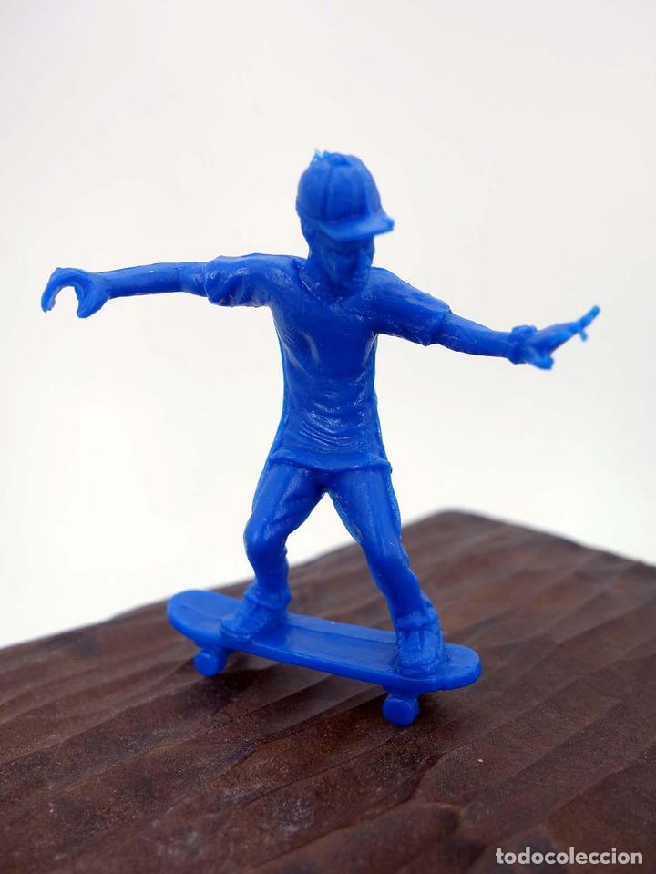 Figuras de Goma y PVC: THE ORIGINAL AJ&rsquo;S TOY BOARDERS. SKATE SERIES 1. 6. MANUAL, 2011. SKATEBOARD MONOPATIN (No Acreditado
