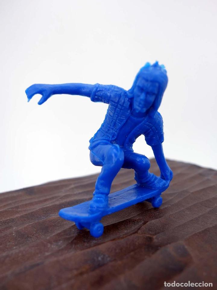 Figuras de Goma y PVC: THE ORIGINAL AJ&rsquo;S TOY BOARDERS. SKATE SERIES 1. 7. TAIL GRAB, 2011. SKATEBOARD MONOPATIN (No Acredit