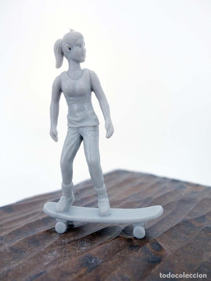 Figuras de Goma y PVC: THE ORIGINAL AJ&rsquo;S TOY BOARDERS SKATE SERIES 2. 3. GIRL CRUISING. GRIS, 2011. SKATEBOARD MONOPATIN (N
