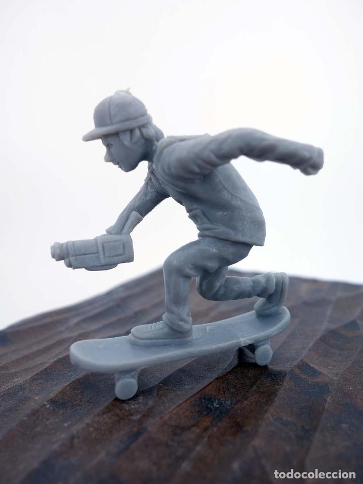 Figuras de Goma y PVC: THE ORIGINAL AJ&rsquo;S TOY BOARDERS. SKATE SERIES 2. 4. FILMER. GRIS, 2011. SKATEBOARD MONOPATIN (No Acre