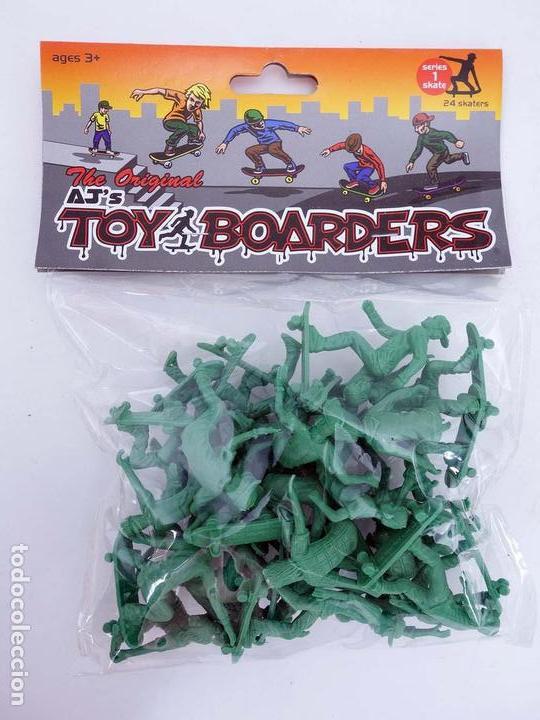 Figuras de Goma y PVC: THE ORIGINAL AJ&rsquo;S TOY BOARDERS. SKATE SERIES 1. BOLSA 24 SKATERS. VERDE, 2011. SKATEBOARD MONOPATIN