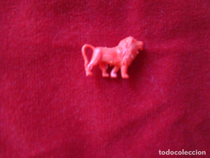 Figuras de goma y PVC: dunkin phoskitos danones leon en color rojo - Foto 1