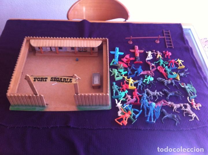 Figuras de goma y PVC: Fuerte Comansi y lote de figuras - Foto 1