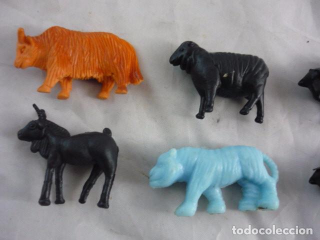Figuras de goma y PVC: Lote 6 Figura Dunkin - Foto 2