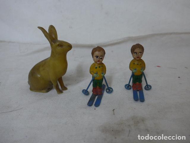 Lote 3 juguetes antiguos. 2 esquiador y un conejo, juguete. Originales. esqui
