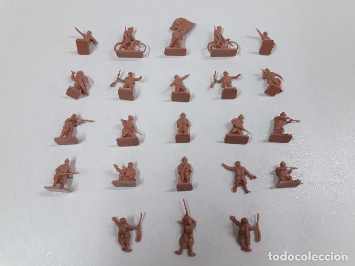 Figuras de goma y PVC: LOTE DE SOLDADITOS MONTAPLEX . - Foto 1