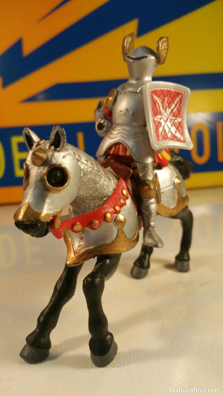 Figuras de goma y PVC: PAPO 2001 - CABALLERO MEDIEVAL A CABALLO - Foto 1