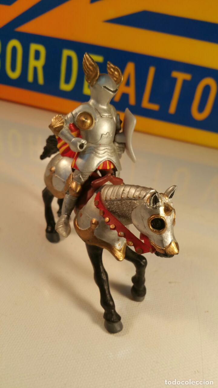 Figuras de goma y PVC: PAPO 2001 - CABALLERO MEDIEVAL A CABALLO - Foto 2