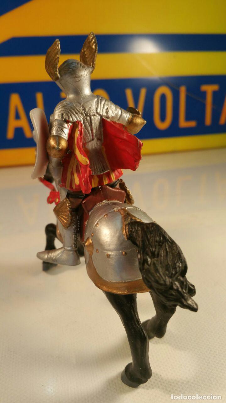Figuras de goma y PVC: PAPO 2001 - CABALLERO MEDIEVAL A CABALLO - Foto 3